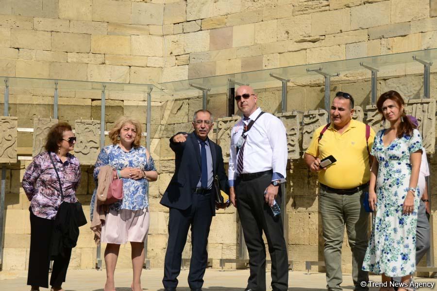 В рамках Фестиваля Насими во Дворце Ширваншахов открылась выставка İrfani sirlər (ФОТО)