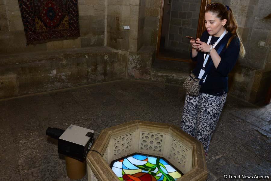 В рамках Фестиваля Насими во Дворце Ширваншахов открылась выставка İrfani sirlər (ФОТО)