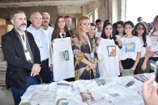 Вице-президент Фонда Гейдара Алиева Лейла Алиева приняла участие на презентации проектов "Раздвигающиеся стены" и "Вселение надежды" (ФОТО) (версия 2)