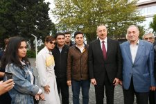 Президент Ильхам Алиев и Первая леди Мехрибан Алиева ознакомились с условиями после капитальной реконструкции в парке на проспекте Ататюрка в Баку (ФОТО) (Версия 2)