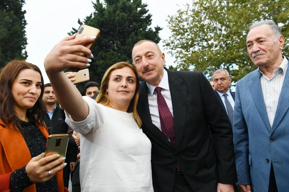 Президент Ильхам Алиев и Первая леди Мехрибан Алиева ознакомились с условиями после капитальной реконструкции в парке на проспекте Ататюрка в Баку (ФОТО) (Версия 2)