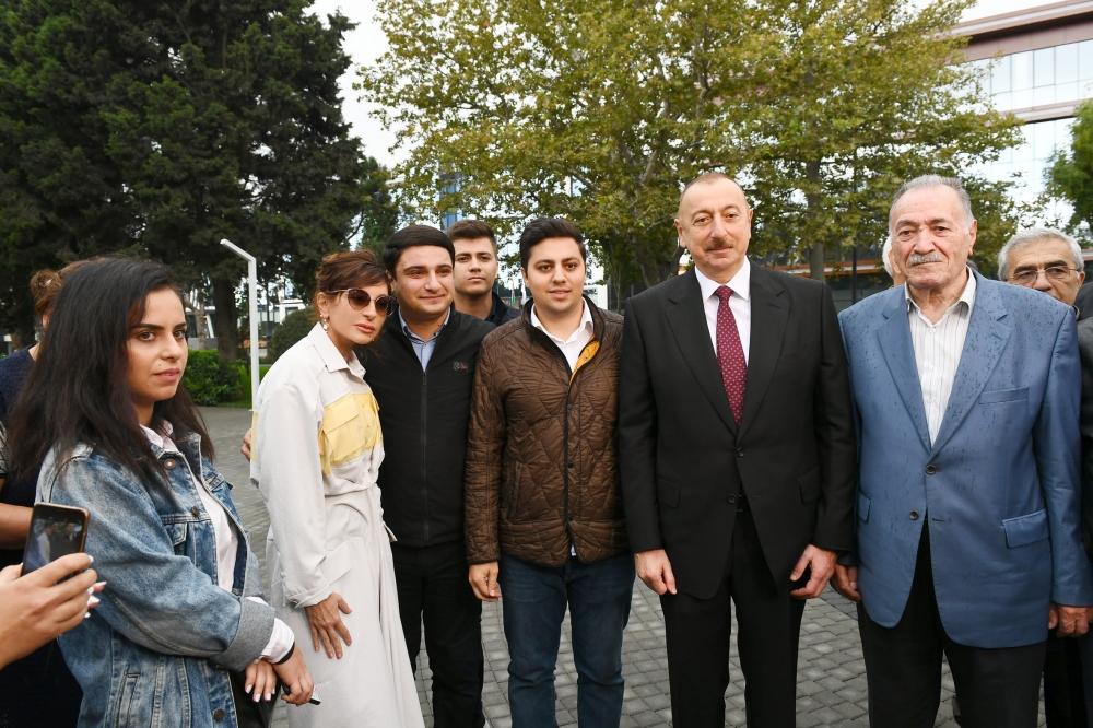 Президент Ильхам Алиев и Первая леди Мехрибан Алиева ознакомились с условиями после капитальной реконструкции в парке на проспекте Ататюрка в Баку (ФОТО) (Версия 2)