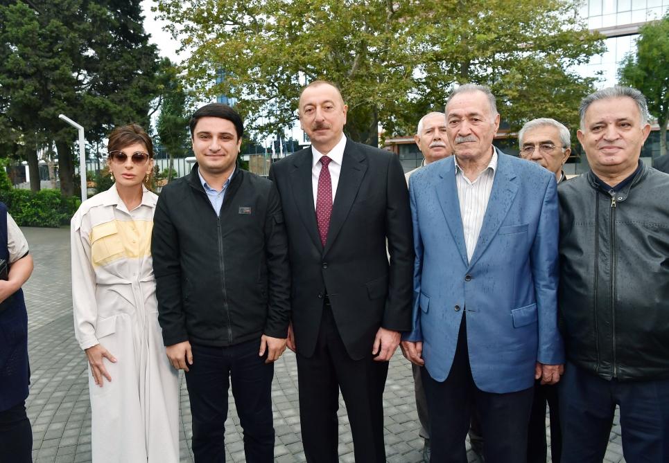 Президент Ильхам Алиев и Первая леди Мехрибан Алиева ознакомились с условиями после капитальной реконструкции в парке на проспекте Ататюрка в Баку (ФОТО) (Версия 2)