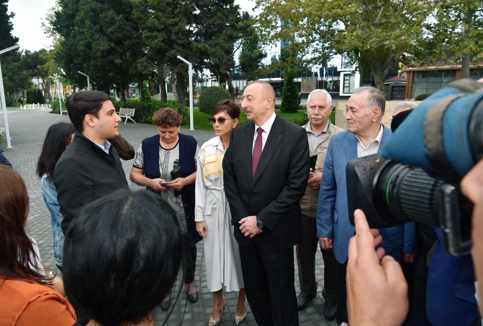 Президент Ильхам Алиев и Первая леди Мехрибан Алиева ознакомились с условиями после капитальной реконструкции в парке на проспекте Ататюрка в Баку (ФОТО) (Версия 2)