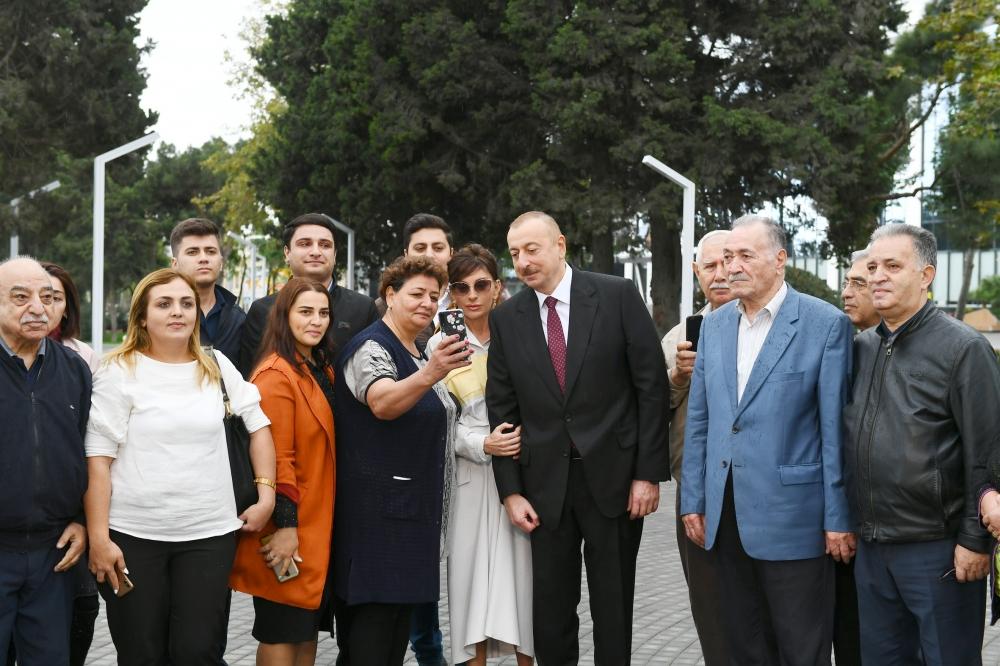 Президент Ильхам Алиев и Первая леди Мехрибан Алиева ознакомились с условиями после капитальной реконструкции в парке на проспекте Ататюрка в Баку (ФОТО) (Версия 2)