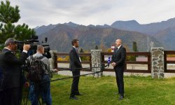 Azerbaijani president responds to questions from Channel One and Rossiya TV channels (PHOTO)