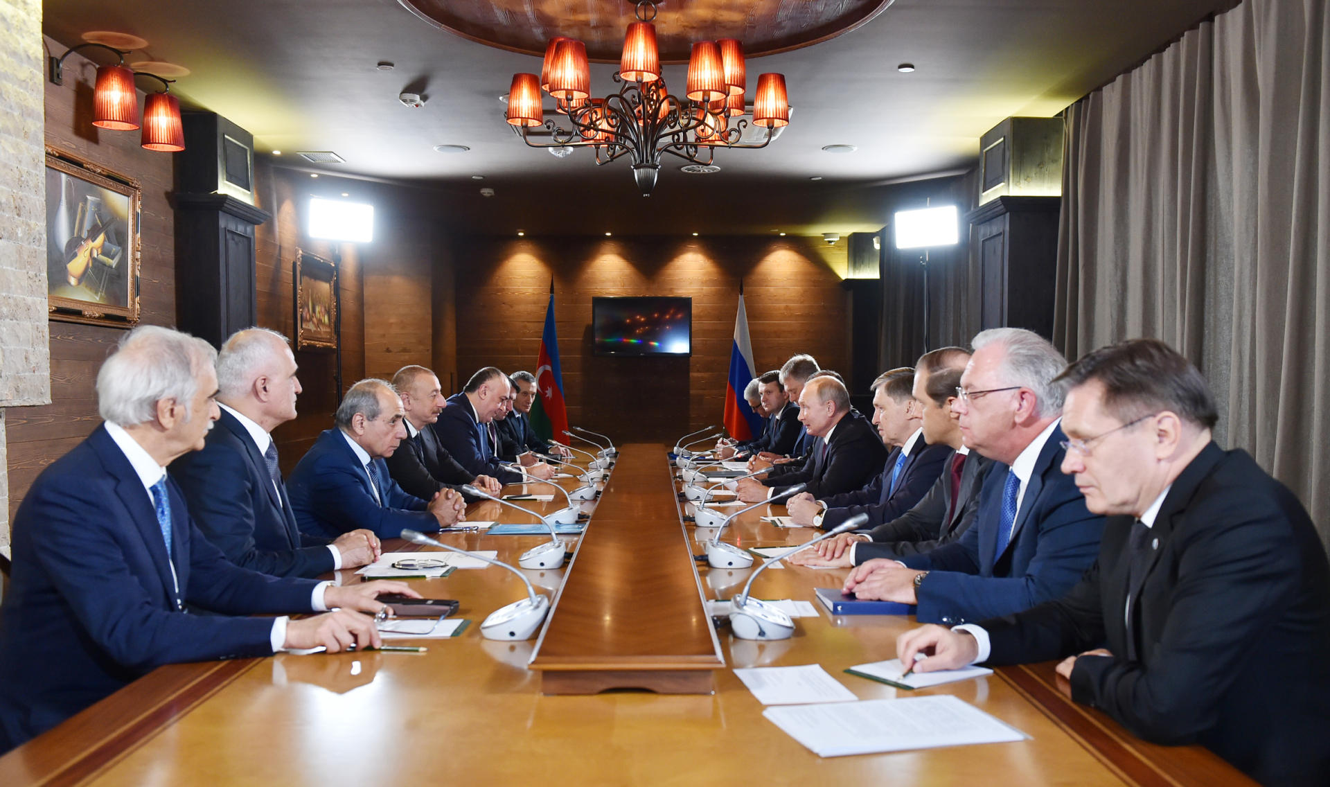Azerbaijani, Russian presidents meet in Sochi (PHOTO)