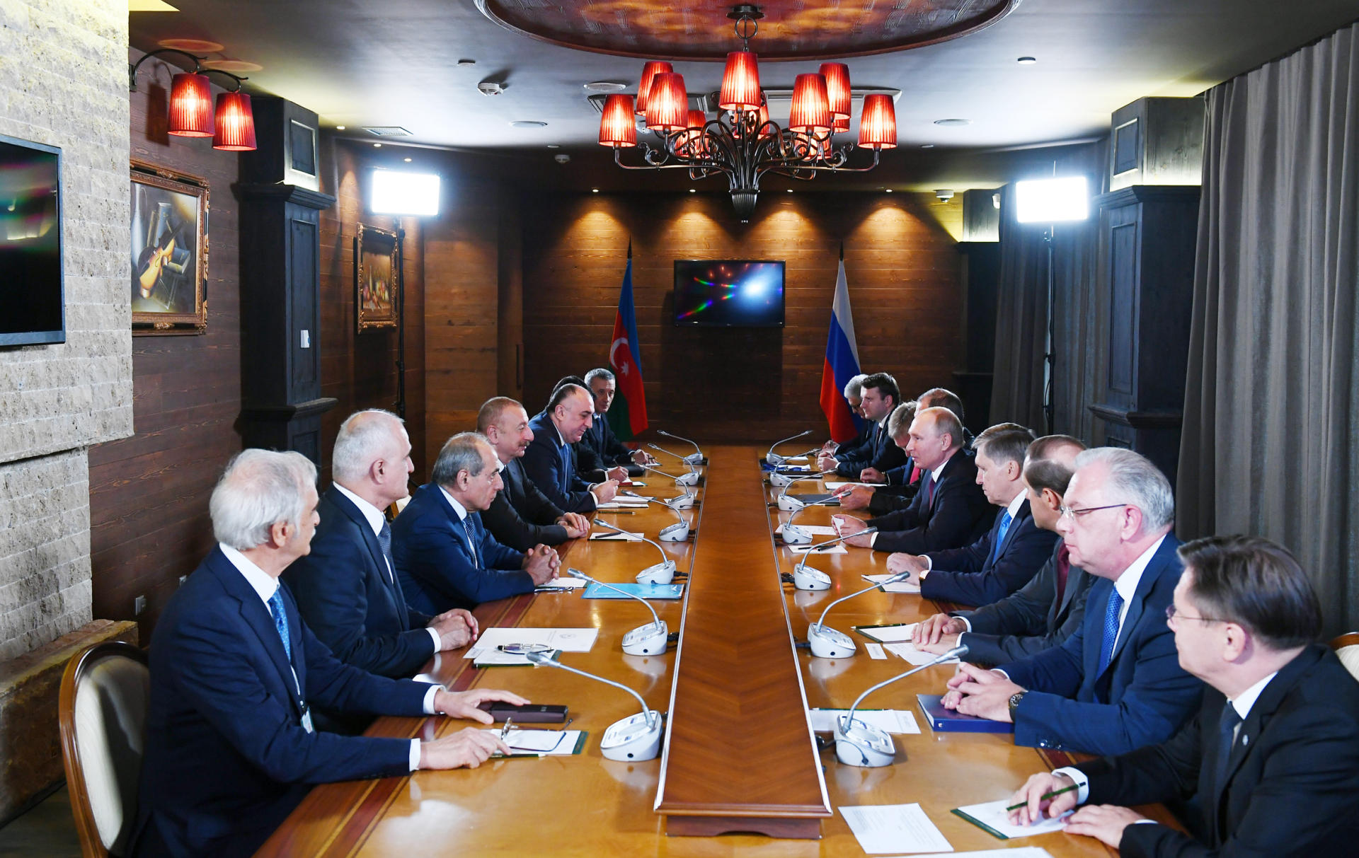 Azerbaijani, Russian presidents meet in Sochi (PHOTO)