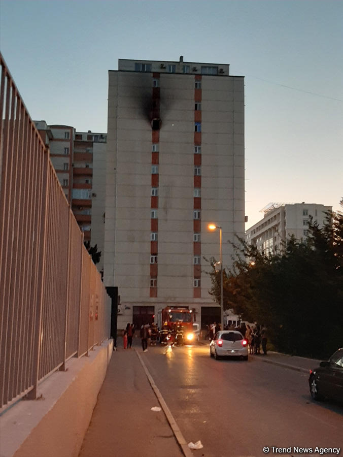 Пожар в многоэтажном здании в Баку потушен (ФOTO)
