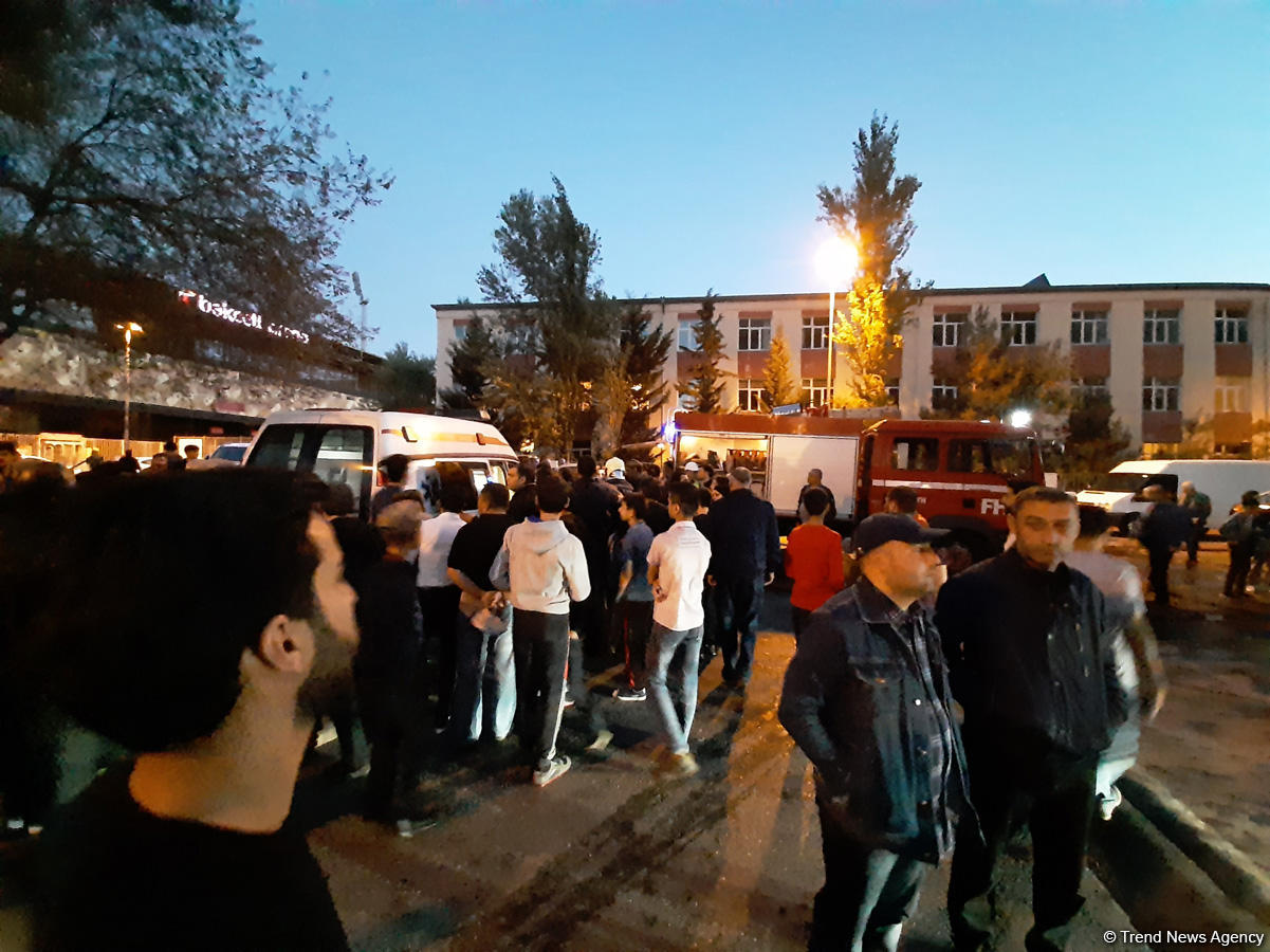 Пожар в многоэтажном здании в Баку потушен (ФOTO)