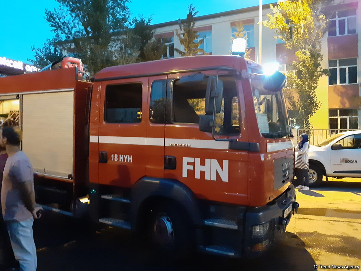 Пожар в многоэтажном здании в Баку потушен (ФOTO)