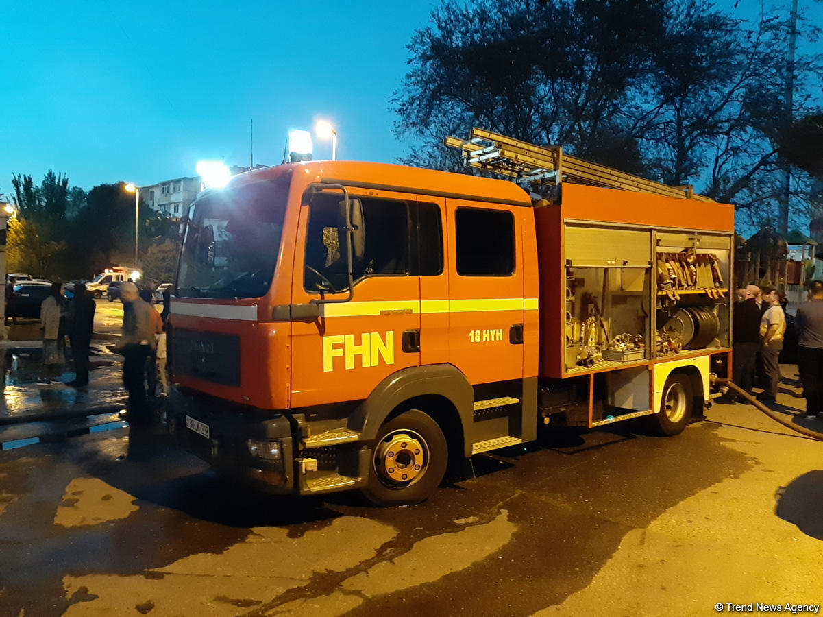 Пожар в многоэтажном здании в Баку потушен (ФOTO)