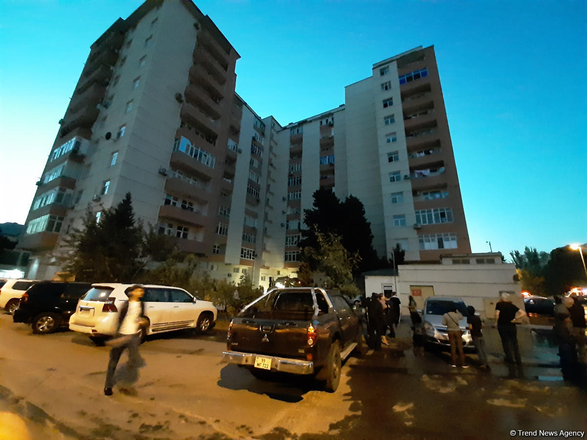 Пожар в многоэтажном здании в Баку потушен (ФOTO)