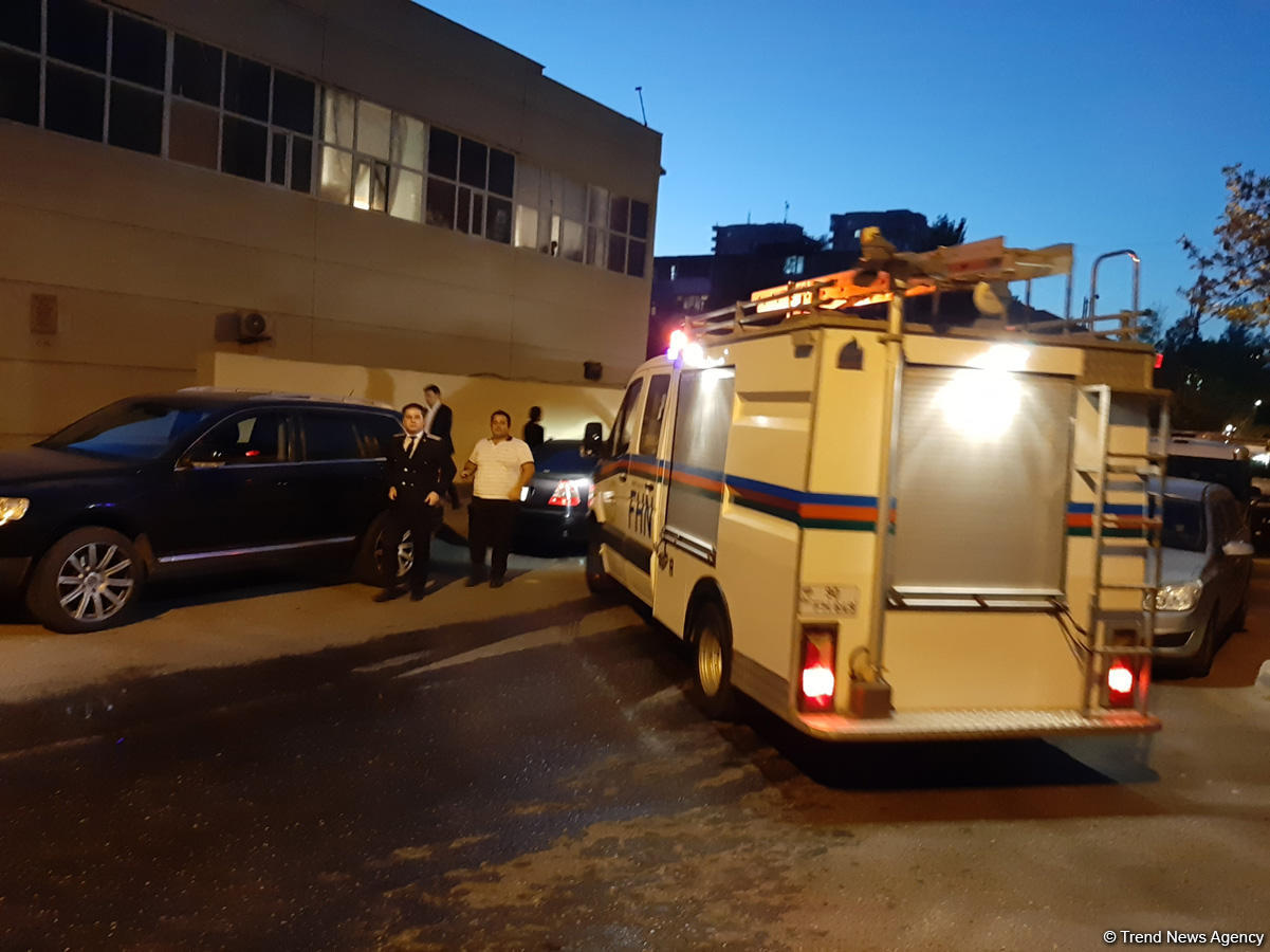 Пожар в многоэтажном здании в Баку потушен (ФOTO)