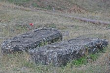 Птицы пьют воду с древних надгробий – удивительное кладбище в Шамахы (ФОТО)