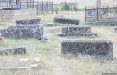 Птицы пьют воду с древних надгробий – удивительное кладбище в Шамахы (ФОТО)