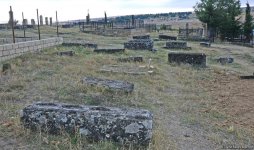 Птицы пьют воду с древних надгробий – удивительное кладбище в Шамахы (ФОТО)