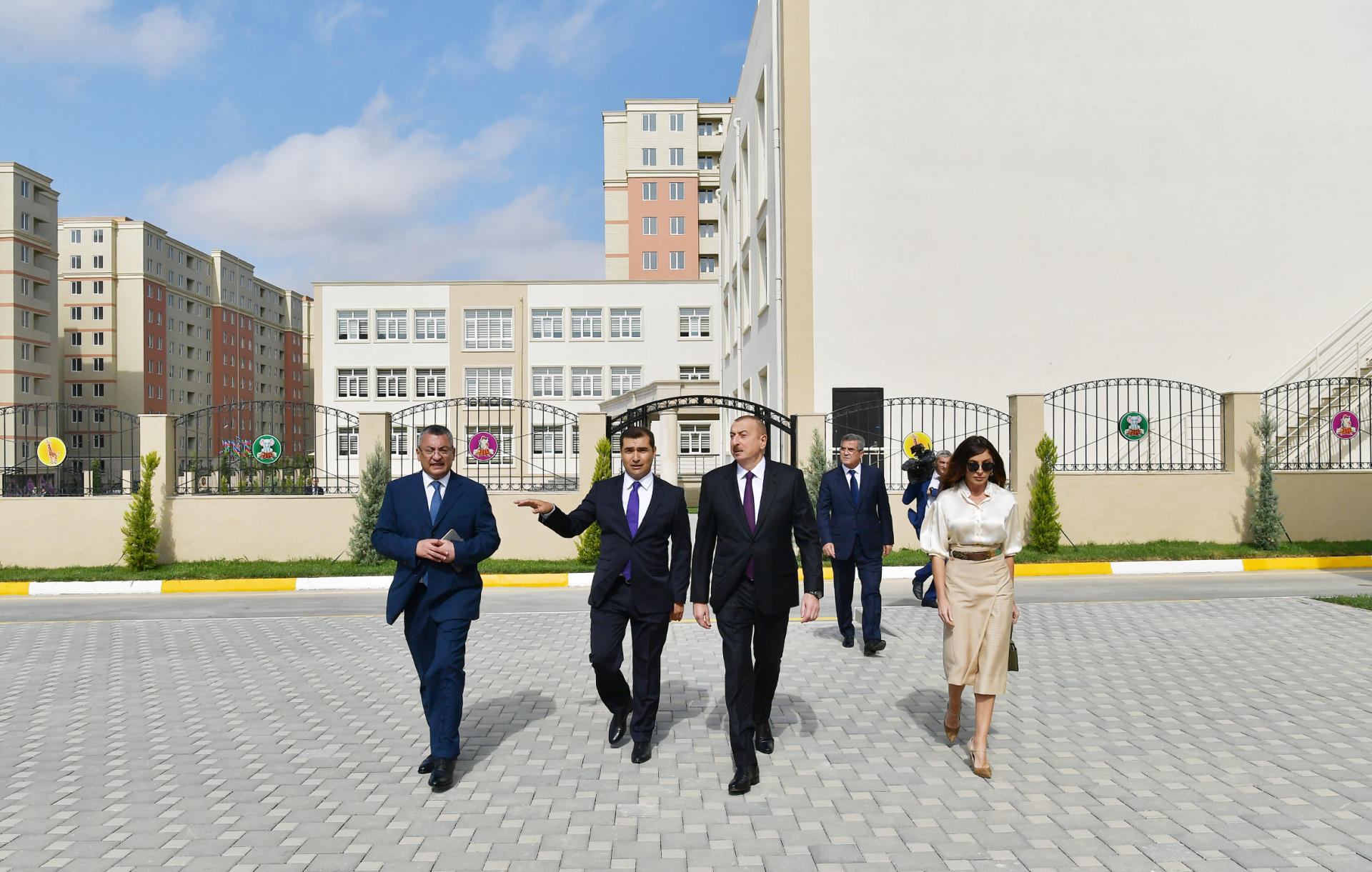 Президент Ильхам Алиев и Первая леди Мехрибан Алиева приняли участие в открытии жилого комплекса «Гобу Парк-2» для вынужденных переселенцев (ФОТО)