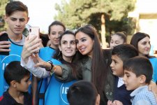 Вице-президент Фонда Гейдара Алиева Лейла Алиева приняла участие в открытии очередного двора в Баку, благоустроенного в рамках проекта "Наш двор" (ФОТО)