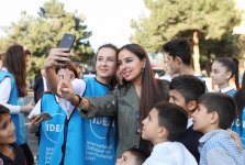 Вице-президент Фонда Гейдара Алиева Лейла Алиева приняла участие в открытии очередного двора в Баку, благоустроенного в рамках проекта "Наш двор" (ФОТО)