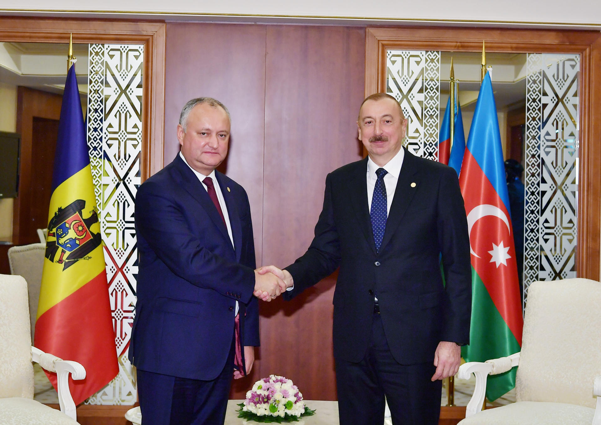 President Ilham Aliyev meets with Moldovan President Igor Dodon