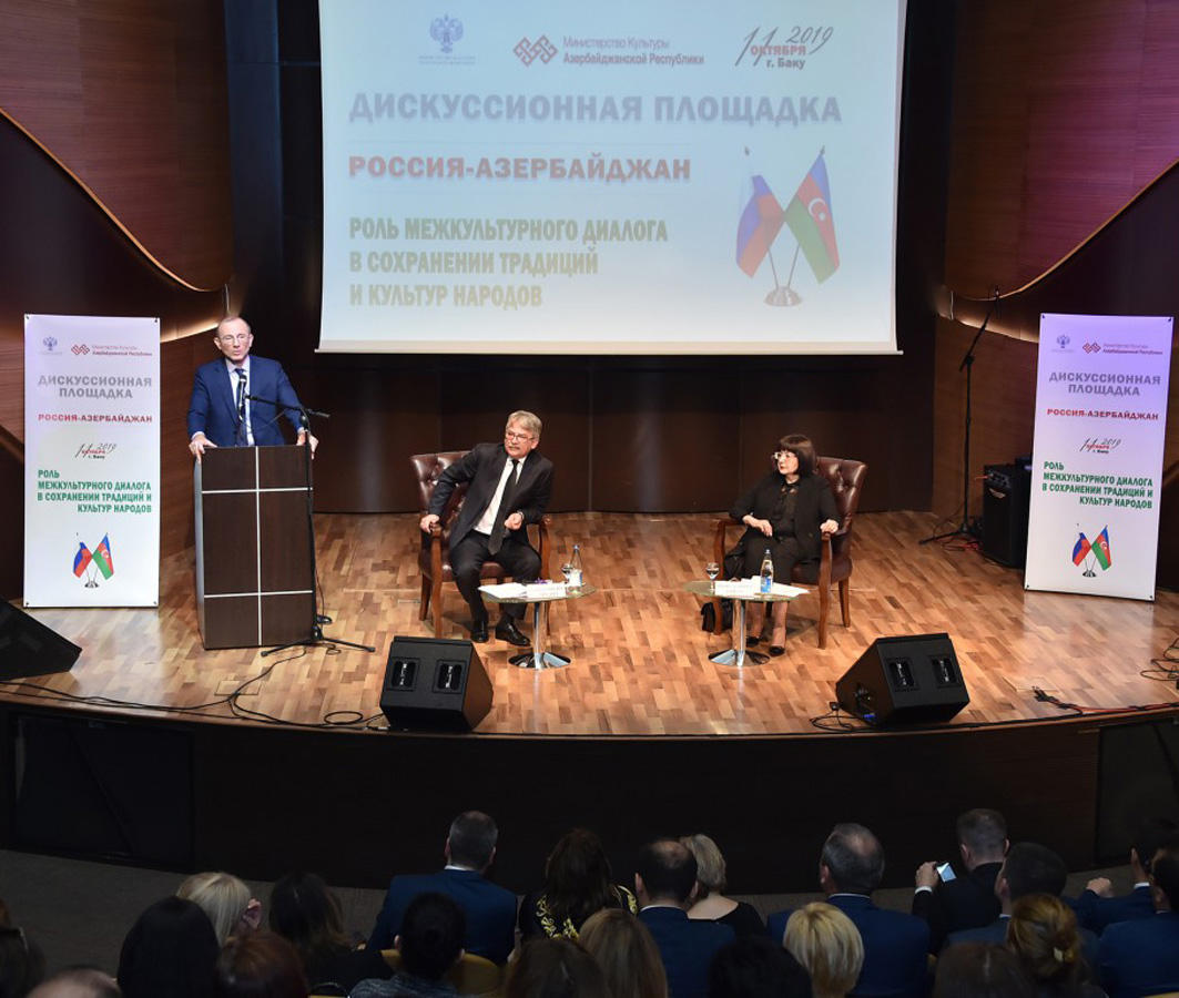 Дни России в Азербайджане. А какие девушки плывут, словно лебедушки, по сцене! (ФОТО)
