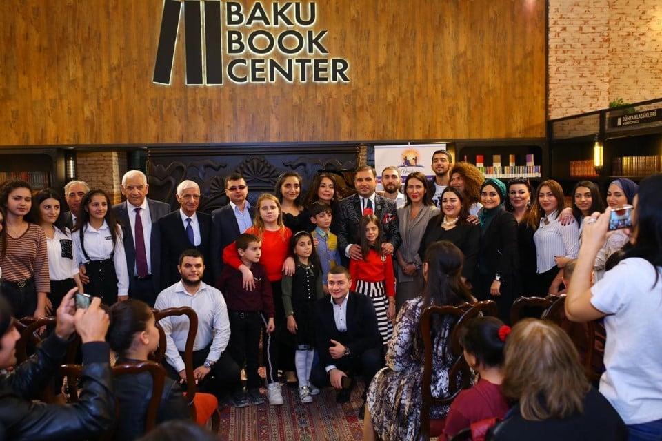 Необычный вечер в Баку - гимн Азербайджана и поэзия на жестовом языке (ФОТО)