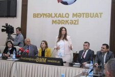 В Баку отметили юбилей узбекского литературоведа Бабахана Шарифа (ФОТО)