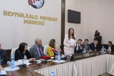 В Баку отметили юбилей узбекского литературоведа Бабахана Шарифа (ФОТО)