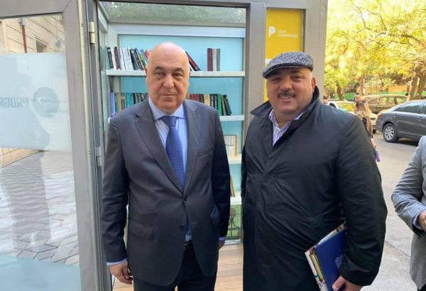 В Баку устанавливают оригинальные Книжные остановки (ФОТО)