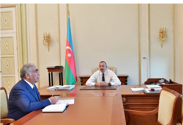President Ilham Aliyev receives chairman of Board of Directors of Azerbaijan Highway State Agency (PHOTO)