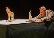 Универсальная история человечества в Баку, которая уместилась в одном чемодане (ФОТО)