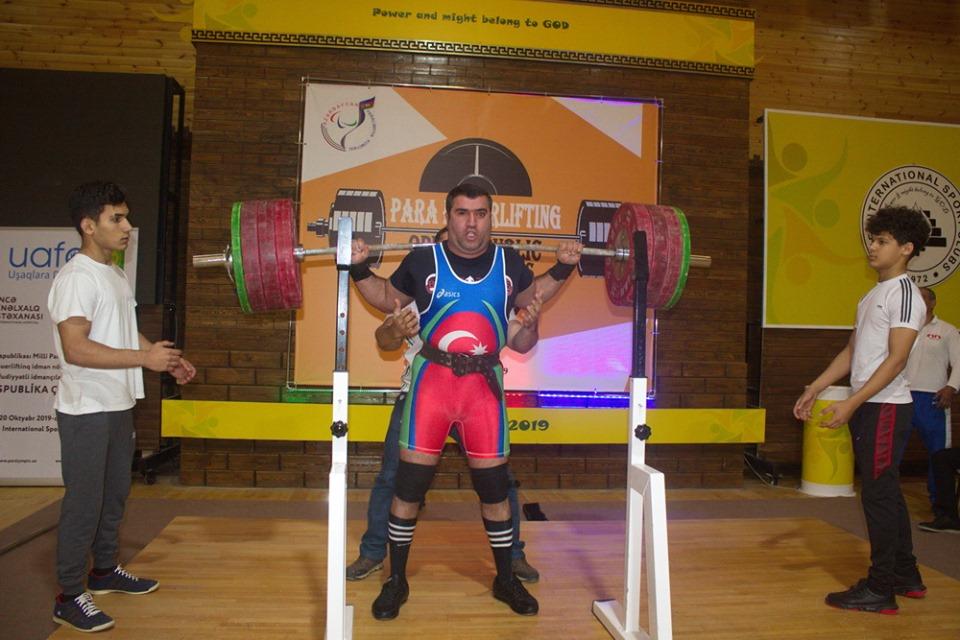 Определились победители открытого чемпионата Азербайджана по пауэрлифтингу (ФОТО)
