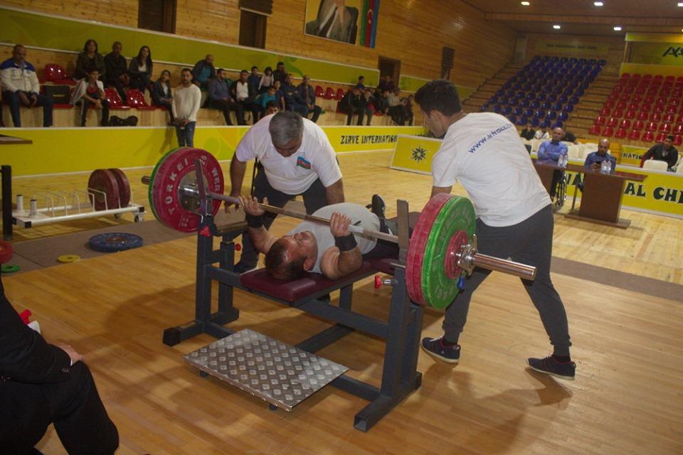 Определились победители открытого чемпионата Азербайджана по пауэрлифтингу (ФОТО)