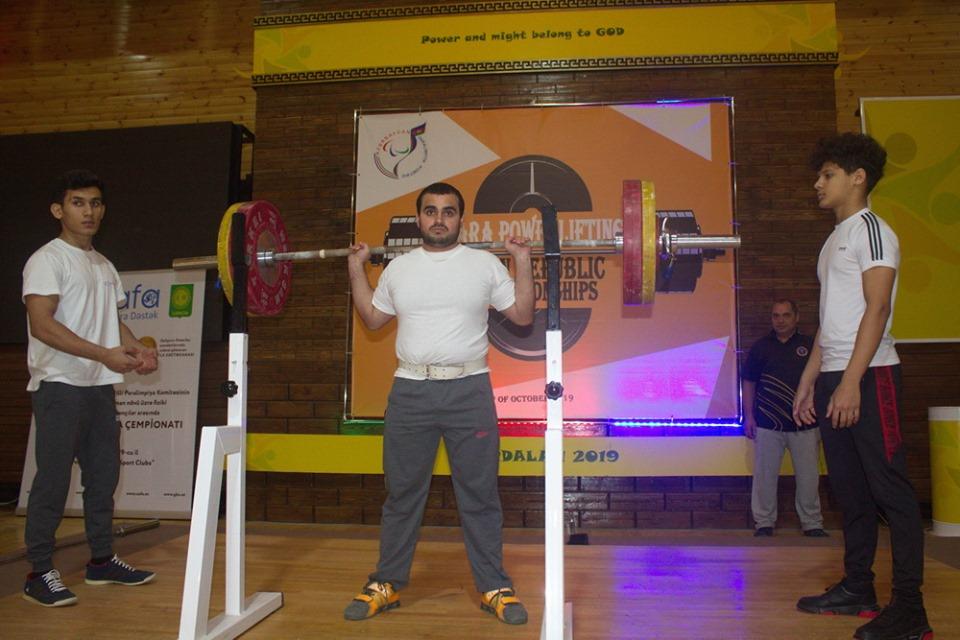 Определились победители открытого чемпионата Азербайджана по пауэрлифтингу (ФОТО)