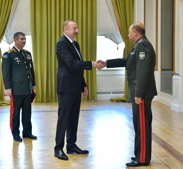 President Aliyev receives participants of CIS Council of Defense Ministers meeting (PHOTO)