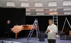 Великолепный перформанс в Баку. В футляре собственных комплексов и предрассудков (ВИДЕО, ФОТО)