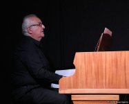 Великолепный перформанс в Баку. В футляре собственных комплексов и предрассудков (ВИДЕО, ФОТО)