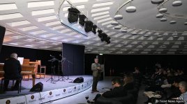 Великолепный перформанс в Баку. В футляре собственных комплексов и предрассудков (ВИДЕО, ФОТО)