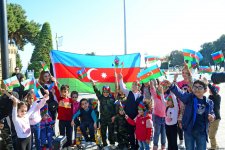 На Бакинском бульваре состоялось праздничное мероприятие по случаю Дня Государственного флага (Фоторепортаж)