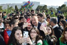 Президент Ильхам Алиев и Первая леди Мехрибан Алиева приняли участие в акции по посадке деревьев в Хатаинском районе Баку (ФОТО) (версия 2)