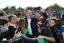 Президент Ильхам Алиев и Первая леди Мехрибан Алиева приняли участие в акции по посадке деревьев в Хатаинском районе Баку (ФОТО) (версия 2)
