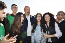 Президент Ильхам Алиев и Первая леди Мехрибан Алиева приняли участие в акции по посадке деревьев в Хатаинском районе Баку (ФОТО) (версия 2)