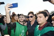 Президент Ильхам Алиев и Первая леди Мехрибан Алиева приняли участие в акции по посадке деревьев в Хатаинском районе Баку (ФОТО) (версия 2)