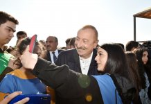 Президент Ильхам Алиев и Первая леди Мехрибан Алиева приняли участие в акции по посадке деревьев в Хатаинском районе Баку (ФОТО) (версия 2)