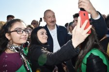 Президент Ильхам Алиев и Первая леди Мехрибан Алиева приняли участие в акции по посадке деревьев в Хатаинском районе Баку (ФОТО) (версия 2)