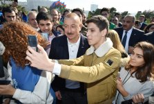 Президент Ильхам Алиев и Первая леди Мехрибан Алиева приняли участие в акции по посадке деревьев в Хатаинском районе Баку (ФОТО) (версия 2)