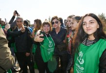 Президент Ильхам Алиев и Первая леди Мехрибан Алиева приняли участие в акции по посадке деревьев в Хатаинском районе Баку (ФОТО) (версия 2)