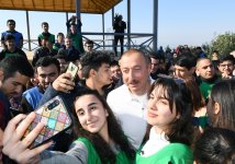 Президент Ильхам Алиев и Первая леди Мехрибан Алиева приняли участие в акции по посадке деревьев в Хатаинском районе Баку (ФОТО) (версия 2)