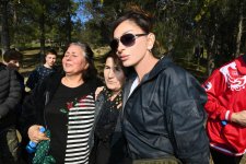 Президент Ильхам Алиев и Первая леди Мехрибан Алиева приняли участие в акции по посадке деревьев в Хатаинском районе Баку (ФОТО) (версия 2)